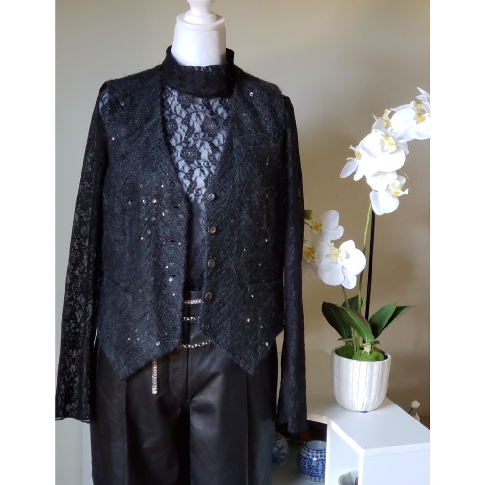 Pre owned URBAN OUTFITTERS black lace high neck top in excellent condition - Picture 5 of 10